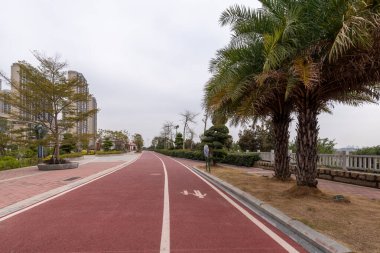 Bulutlu bir günde, parkta kırmızı asfalt pist