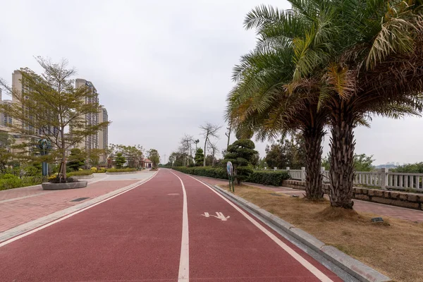 Bulutlu bir günde, parkta kırmızı asfalt pist