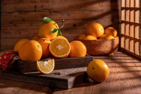 Det Dunkla Ljuset Apelsinerna Tallriken Träbordet Som Oljemålningar — Stockfoto