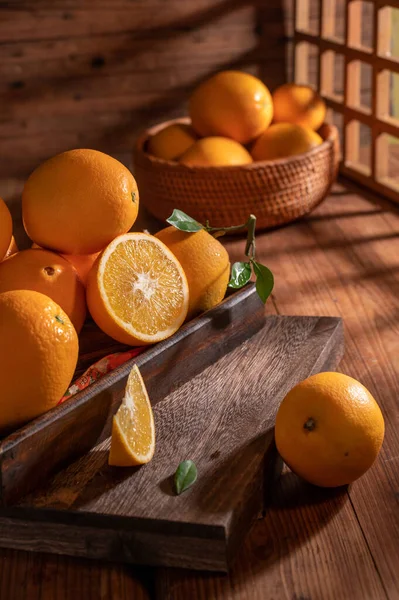 Onder Het Dimlicht Liggen Sinaasappels Plaat Houten Tafel Zoals Olieverfschilderijen — Stockfoto