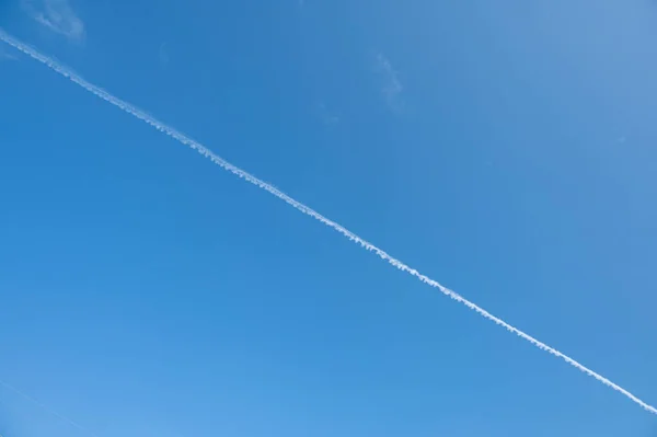 Uçağın Gökyüzünde Dalgalanması Bir Bulut Gibidir — Stok fotoğraf