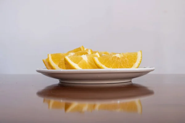 Plate Cut Oranges Table — Stockfoto