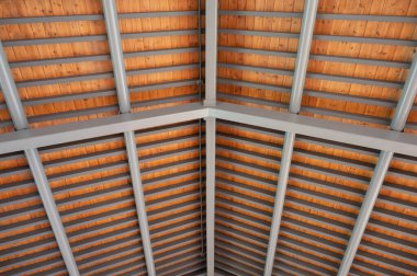 Özel sarı desenli ahşap duvar.