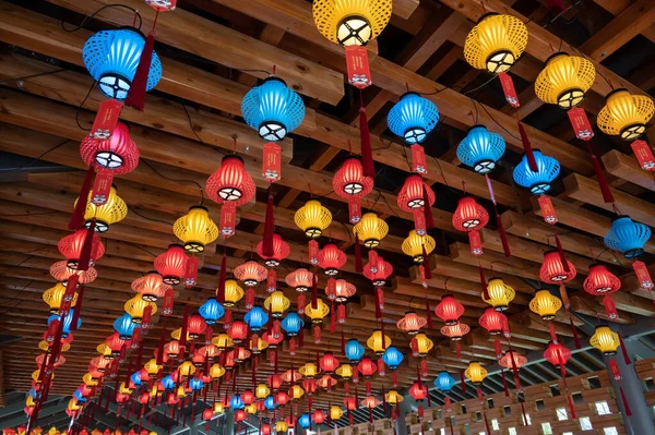 Taket Täckt Med Kinesiska Traditionella Festivallyktor Olika Färger Och Stilar — Stockfoto