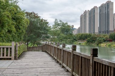 Parkta ahşap bir yol var.