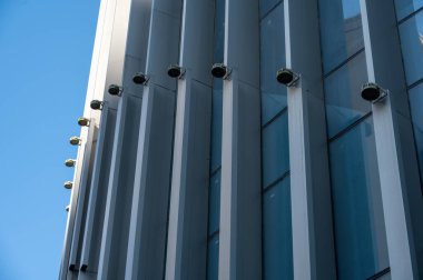 Modern kentsel cam karışımı binaların bir kısmı mavi gökyüzünde ve güzel havadadır.