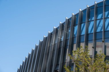 Modern kentsel cam karışımı binaların bir kısmı mavi gökyüzünde ve güzel havadadır.