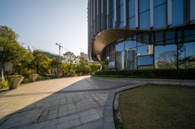 Çağdaş mimarinin tamamı ya da bir kısmı cam ve çelik yapı altında.