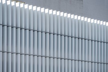 Düzenli çizgileri olan modern bir binanın parçası.