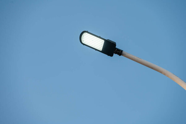 Под голубым небом зажглись уличные огни