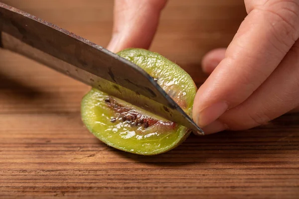 Klipp Mogen Kiwi Frukt Ett Träbord — Stockfoto