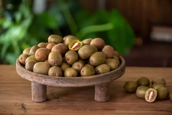 Fruta Kiwi Prato Está Mesa Madeira — Fotografia de Stock