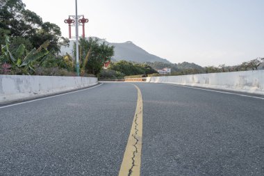 Önde bir şehir yolu, uzaklığa götürür.