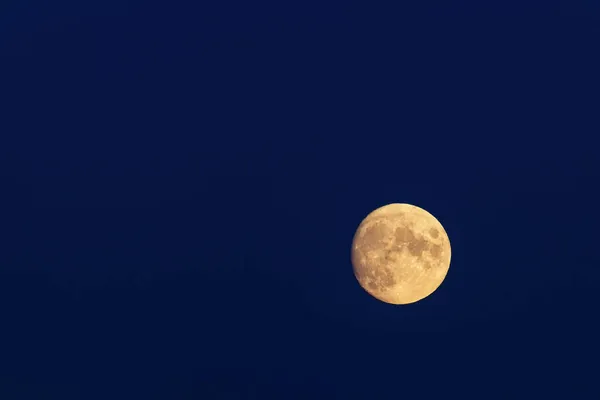 Luna Piena Gialla Sul Cielo Blu Scuro Nell Angolo Basso — Foto Stock