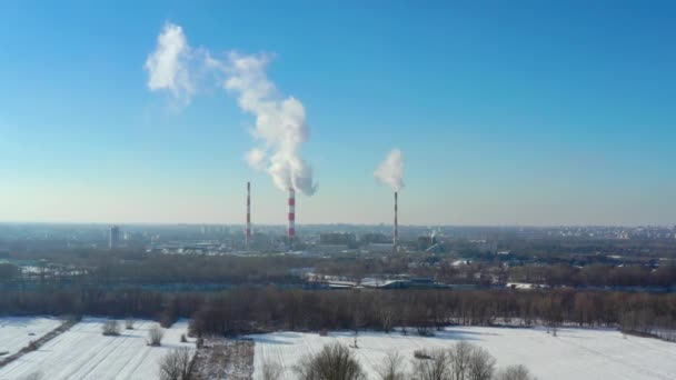 Ηλεκτρικό Εργοστάσιο Καπνός Μάγισσας Από Καμινάδες Κάτω Από Καθαρό Γαλάζιο — Αρχείο Βίντεο