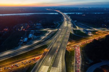 Alacakaranlık hava görüşünde aydınlık yol kavşağı