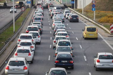 Ekspres yolda trafik sıkışıklığı, sırada bekleyen çok sayıda araba.