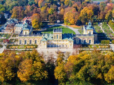 Wilanow Sarayı 'nın bahçesinde sonbahar havası