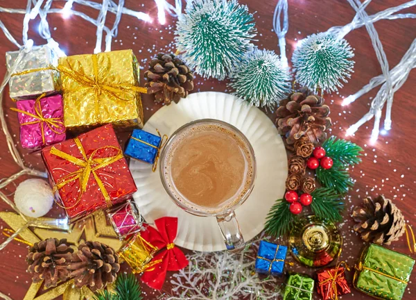 Een Kopje Instant Koffie Omgeven Door Verschillende Kerstversieringen Stockfoto