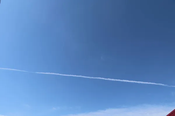 青い空の白い飛行機の歩道 — ストック写真