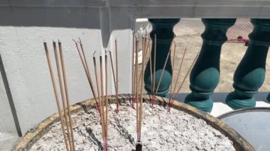Budizm. Asya tapınaklarında ve pagodalarda Aromatik çubuklar