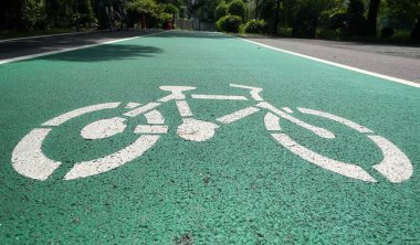 Parkta bisiklet ve yürüyüş yolu