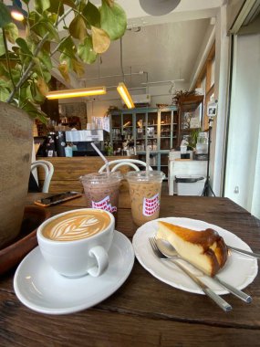 Kahve dükkanında kahve ve ekmek.