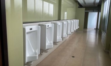 Erkekler için beyaz pisuar tasarımı, açık hava pisuarlarını kapatın erkekler için umumi tuvalet, sidik kavramı.