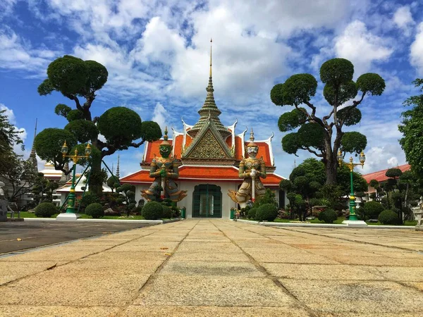 Two Statue Giant Beautiful Sky Twilight Temple Wat Arun Bangkok — Stock Photo, Image