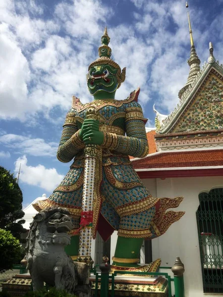 Gigantes Frente Igreja Wat Arun Wat Arun Templo Budista Localizado — Fotografia de Stock