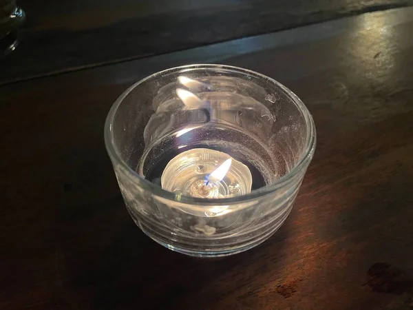 餐桌上的烛光 晚上一杯水上的小小的美丽的烛光 — 图库照片