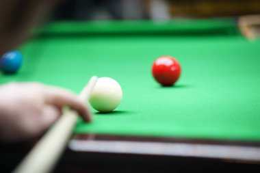 snooker, ball, table, man, red, play, game, white, fun, green, sport, snookers, cue, close-up, bar, pool, shot, bilardo, player, people, group, circle, field, round, round, recrerereation