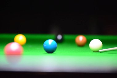 Snooker ball snooker kulübünde yeşil snooker masada.