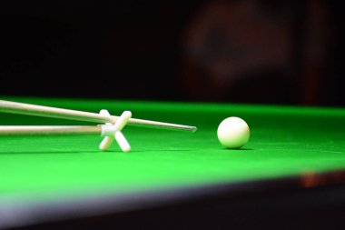 snooker, ball, table, man, red, play, game, white, fun, green, sport, snookers, cue, close-up, bar, pool, shot, bilardo, player, people, group, circle, field, round, round, recrerereation