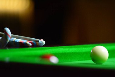 snooker, ball, table, man, red, play, game, white, fun, green, sport, snookers, cue, close-up, bar, pool, shot, bilardo, player, people, group, circle, field, round, round, recrerereation