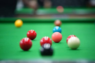Snooker ball snooker kulübünde yeşil snooker masada.