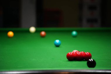Snooker ball snooker kulübünde yeşil snooker masada.