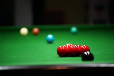 Snooker ball snooker kulübünde yeşil snooker masada.