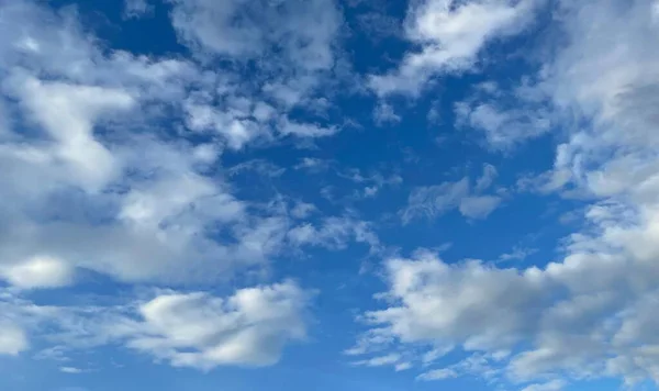 Céu Azul Com Nuvens Fundo Bonito — Fotografia de Stock