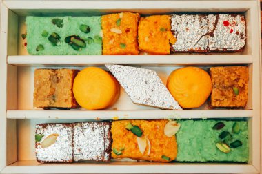 Geleneksel Hint Tatlıları. Şekerli Kutu.