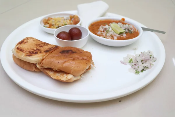 Miłość Pav Bhaji Gulab Jamun Ulubione Indyjskie Jedzenie — Zdjęcie stockowe