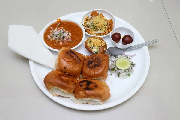 Tradycyjny Smaczny Pav Bhaji Gulab Jamun Ulubione Indyjskie Jedzenie — Zdjęcie stockowe