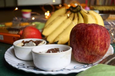 Hindu Tanrı 'sına tatlı bir sunum. Maharashtra Kültürü. Geleneksel Hint Yemekleri