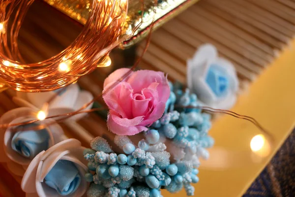 Elegante Bouquet Bellissimi Fiori Rose Blu Rosa Rose Fiori Biglietto — Foto Stock