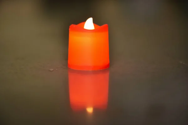红色蜡烛与反光 — 图库照片