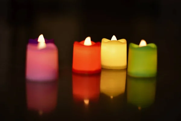 Όμορφα Μικρά Πολύχρωμα Κεριά Στο Σκοτάδι — Φωτογραφία Αρχείου