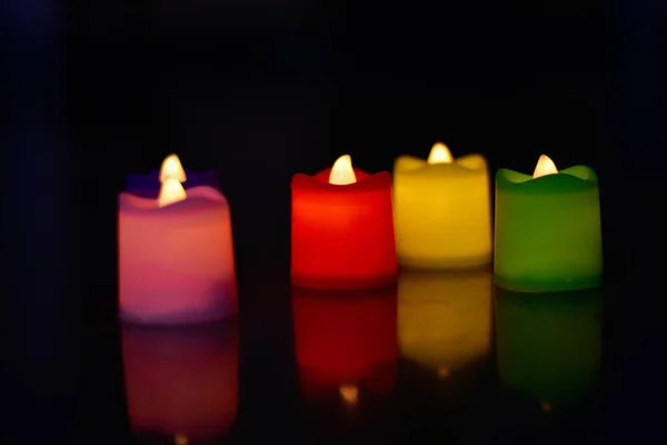 黑暗中的小蜡烛的光芒 — 图库照片