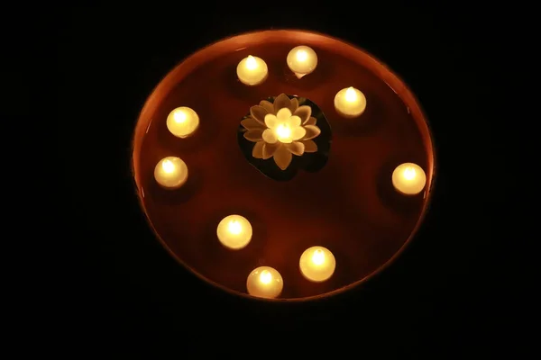 特别假期的烛光真漂亮 水中的蜡烛 — 图库照片