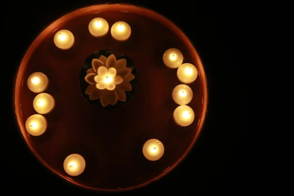 Luz Las Velas Para Días Festivos Especiales Velas Agua Reflexión —  Fotos de Stock