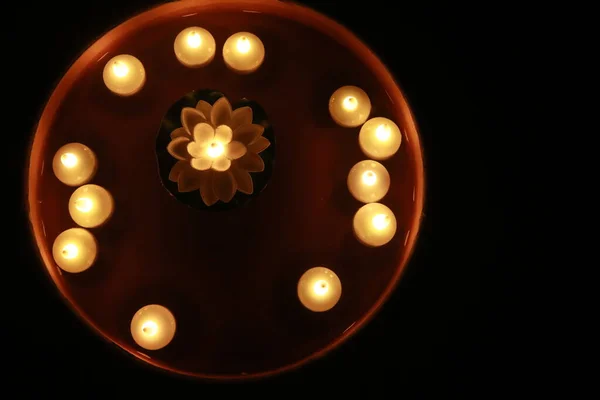 Özel Tatiller Için Mum Işığı Sudaki Mumlar Yansıma Rahatlama Diwali — Stok fotoğraf